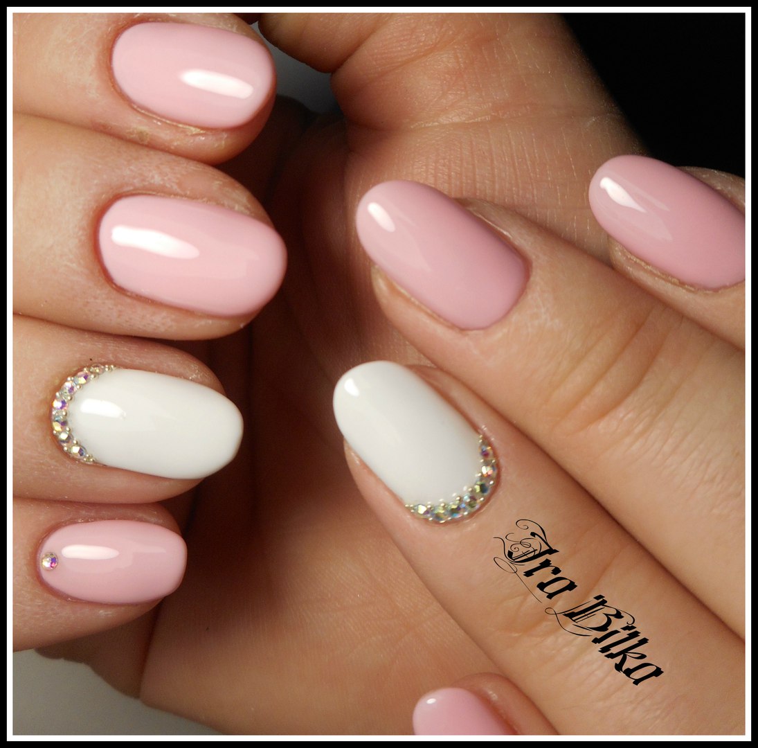 Рожевий манікюр з білими акцентами та сріблястими стразами