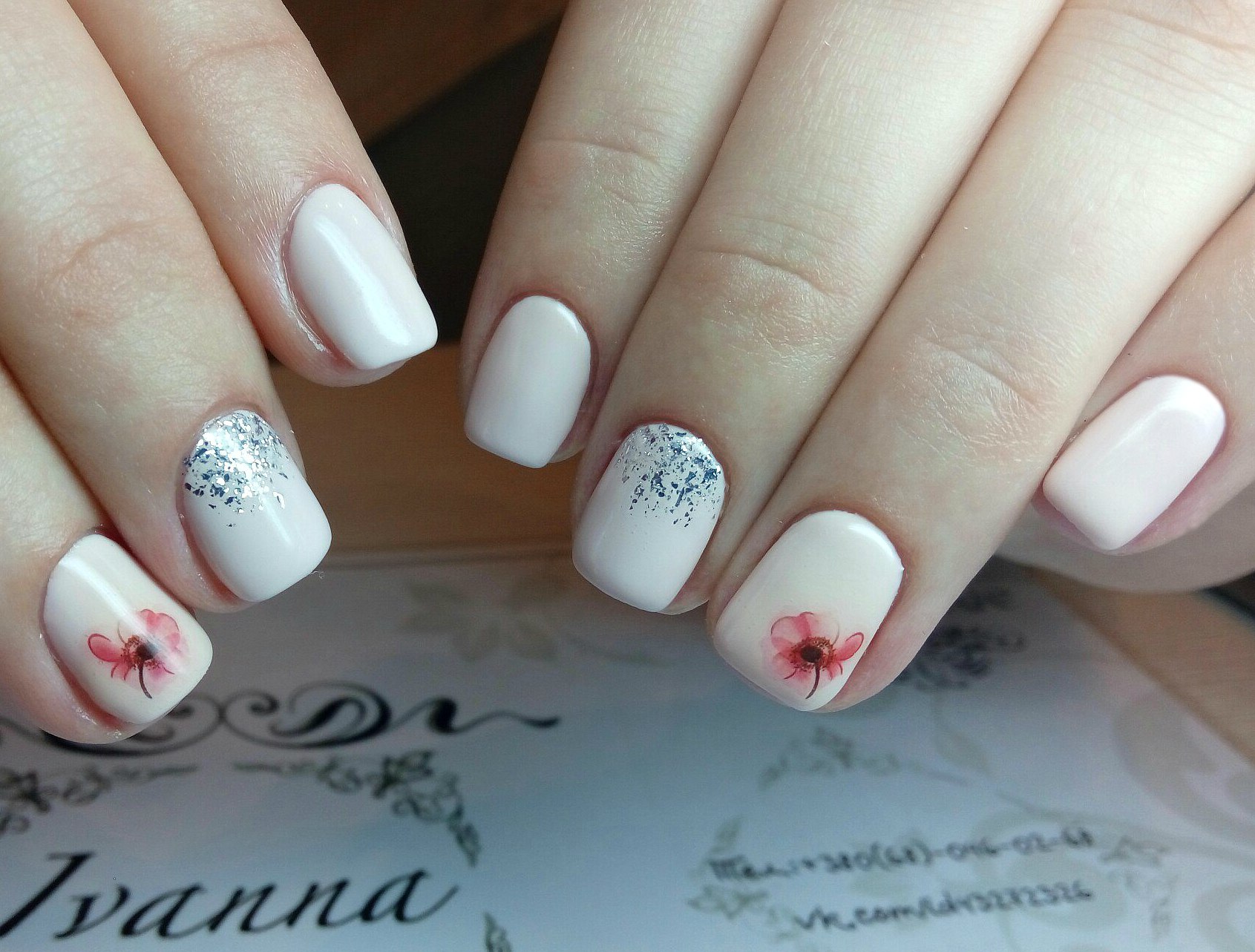 Квітковий бежевий манікюр зі сріблястими блискітками на круглих нігтях