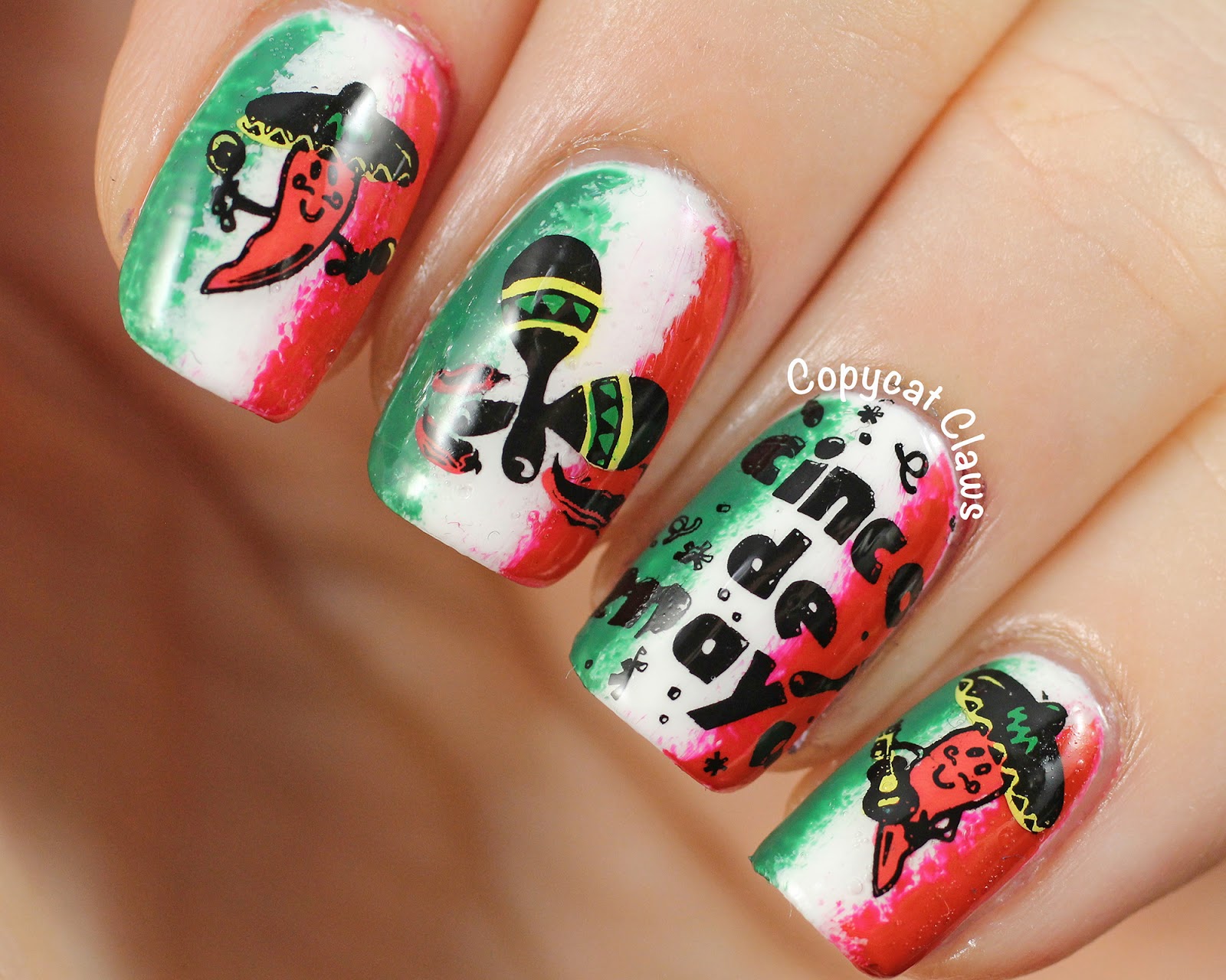 Святковий червоний манікюр з яскравим зеленим штампуванням