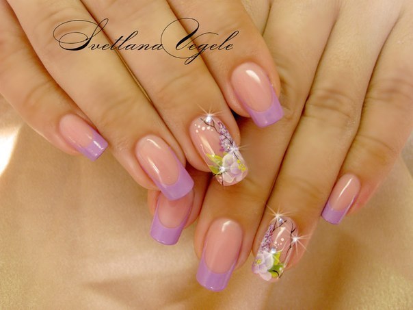 Довгі квадратні нігті: бежевий френч з фіолетовими квітами, розписом та стразами