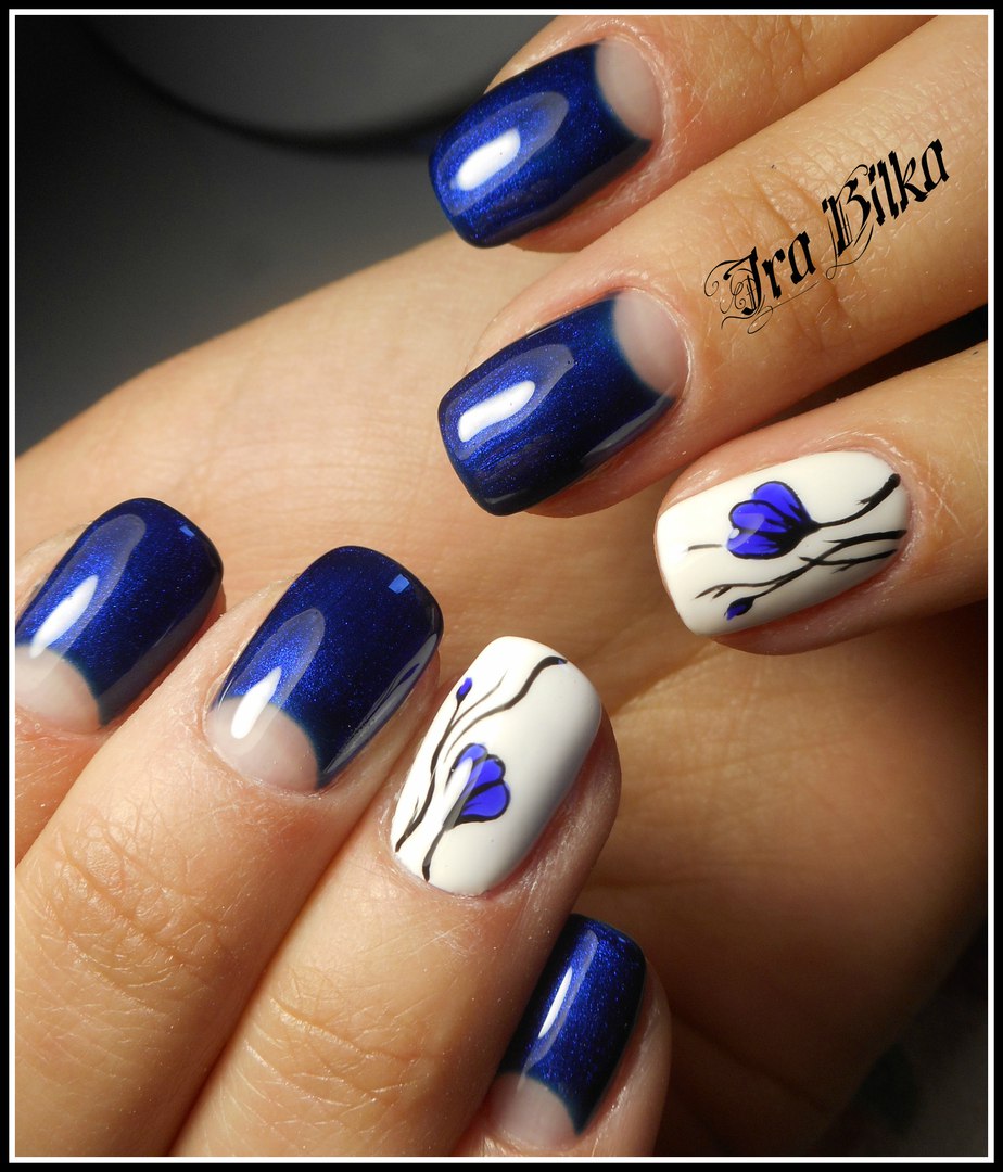 Синій квітковий дизайн нігтів з блискучими акцентами