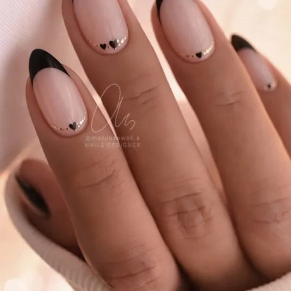 Бежево-чорний французький манікюр: мигдалеподібні нігті з золотом