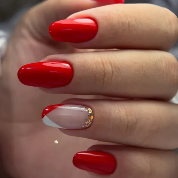 Червоно-золотий французький манікюр: овальні нігті з блискітками