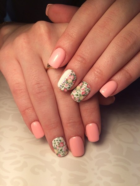 Весняний рожевий манікюр з білими квітами на коротких нігтях