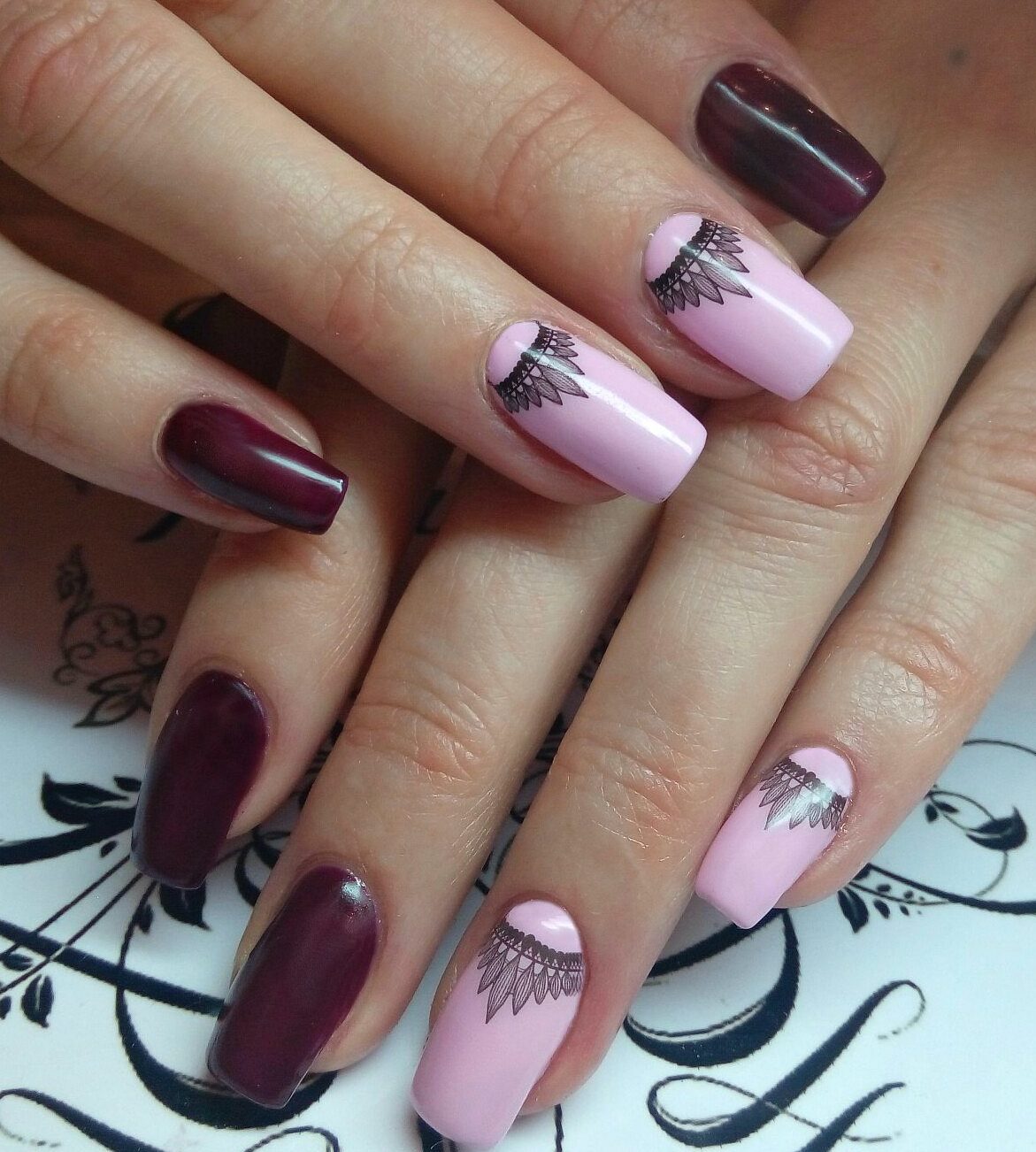 Абстрактний манікюр з рожевим і бордовим гель-лаком на довгих нігтях