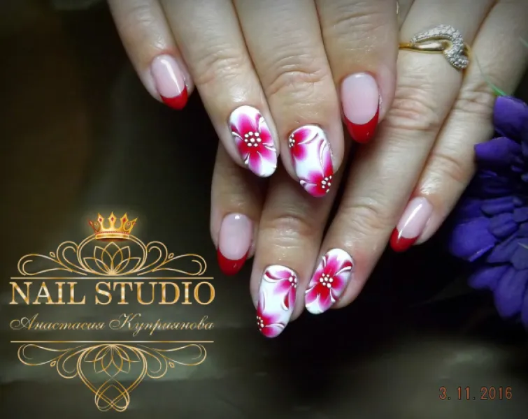 Червоний квітковий френч на овальних нігтях: максималізм та стиль