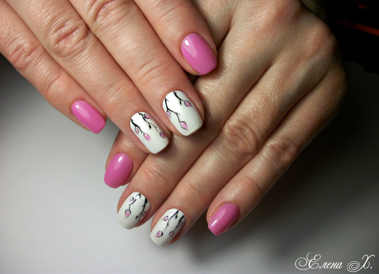 Рожевий квітковий манікюр: ручний розпис на овальних нігтях