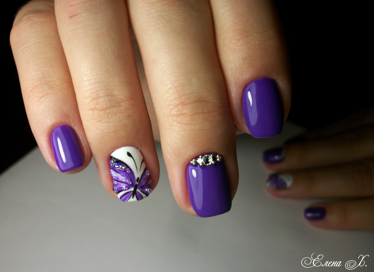 Максималістичний фіолетовий манікюр з білою абстракцією та 3D стразами