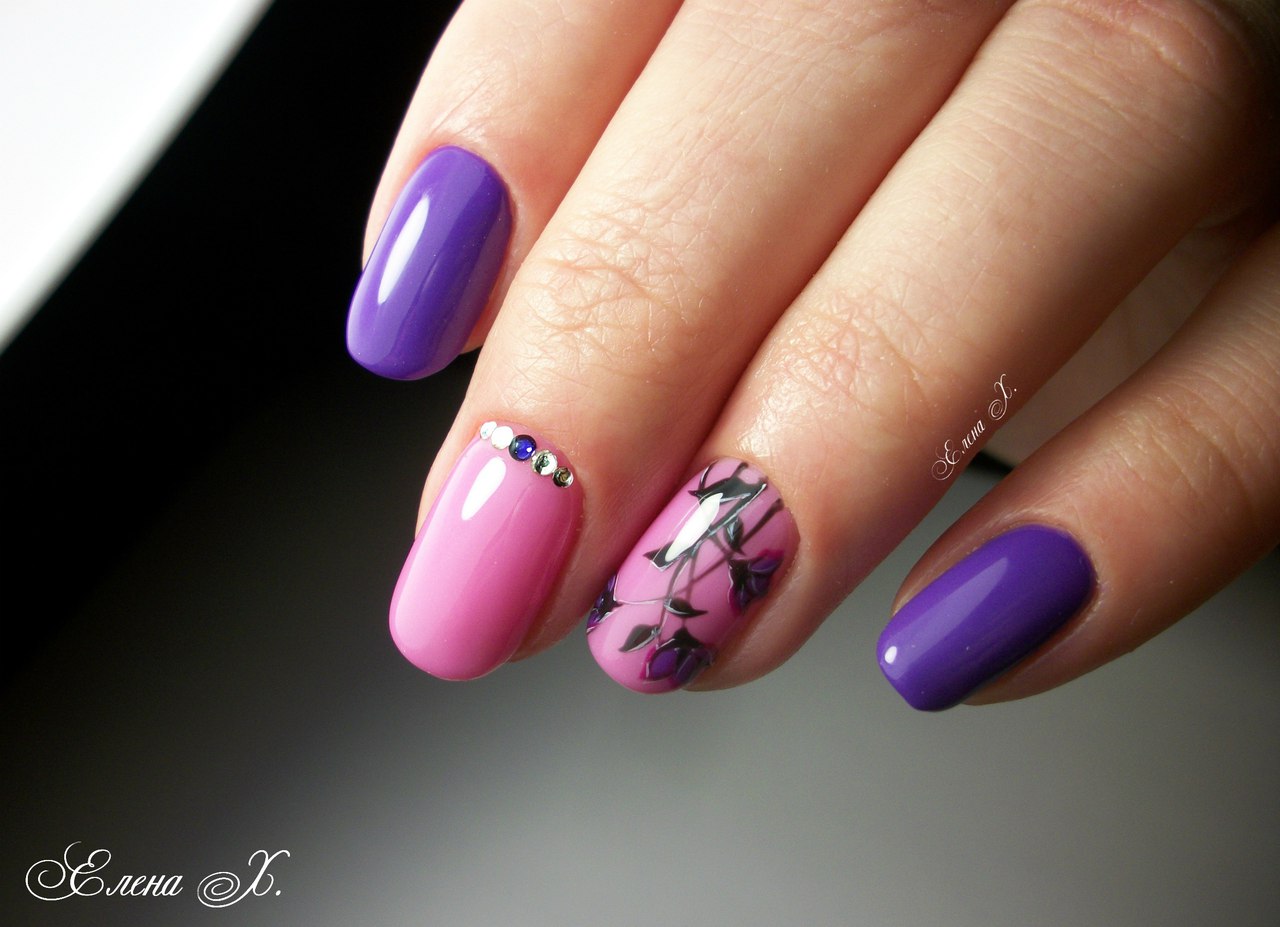 Яскравий фіолетово-рожевий квітковий максималізм на овальних нігтях
