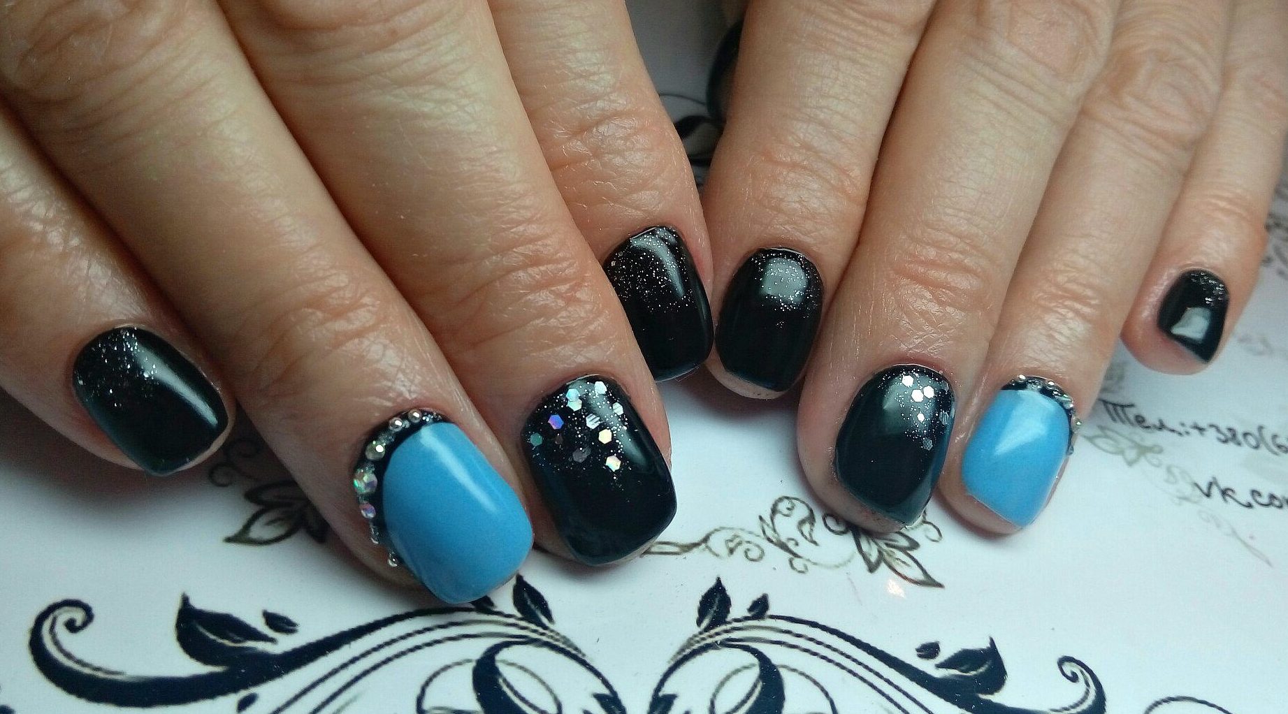 Максималістичний чорний манікюр з синіми блискітками та стразами