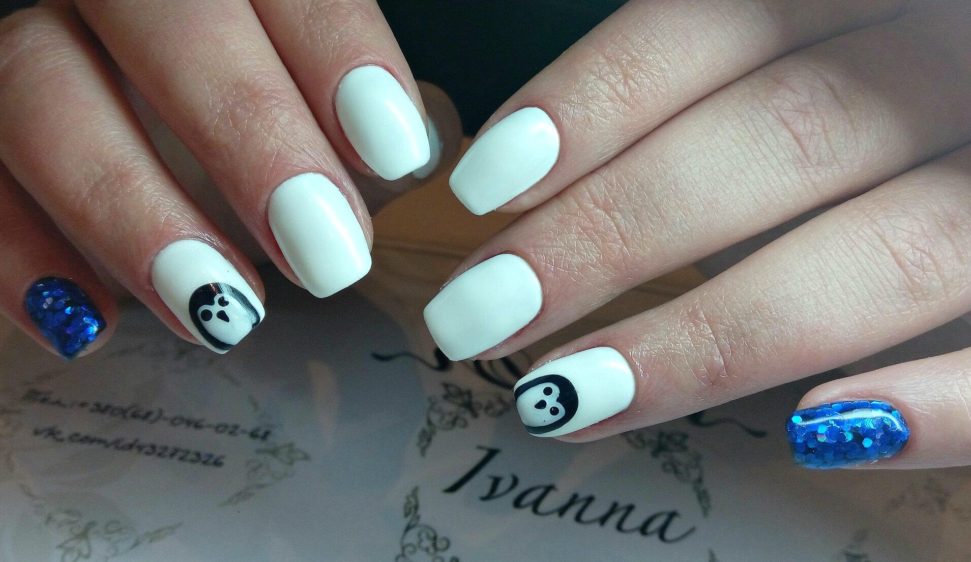 Білий манікюр з синіми акцентами та блискітками