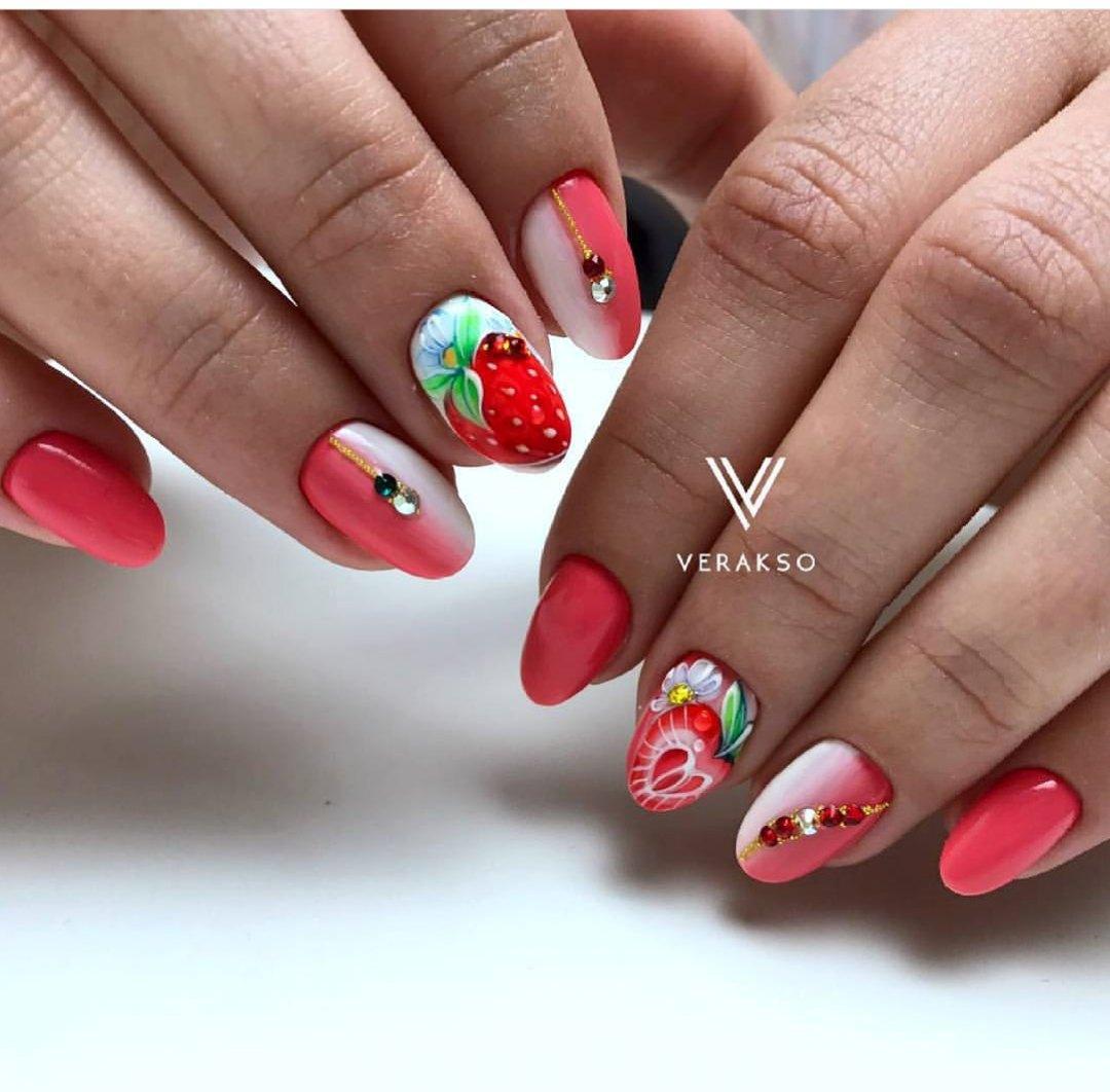 Квітковий манікюр омбре з червоними акцентами та стразами