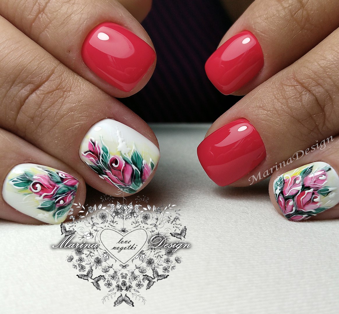 Червоний манікюр з квітковим розписом та блискучими акцентами
