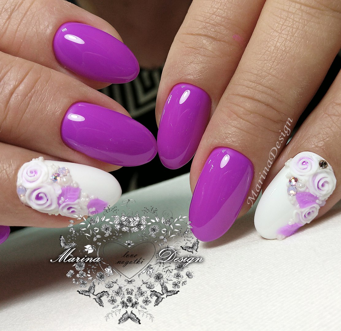 Фіолетовий манікюр з 3D квітами та стразами на довгих нігтях