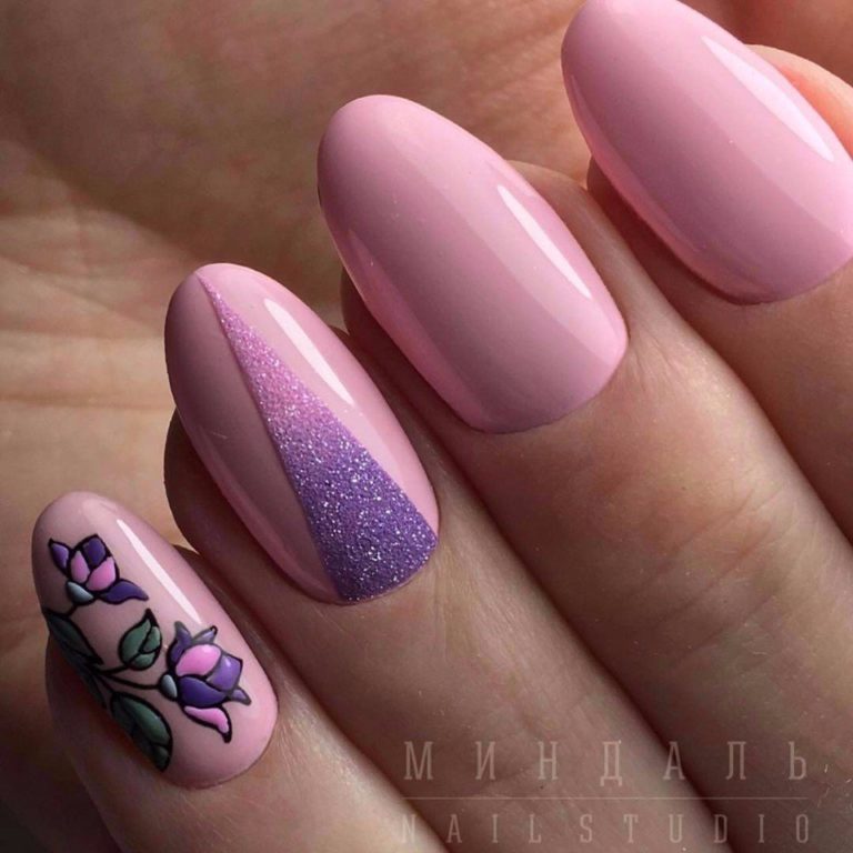 Манікюр рожевий омбре: квітковий дизайн з блискітками
