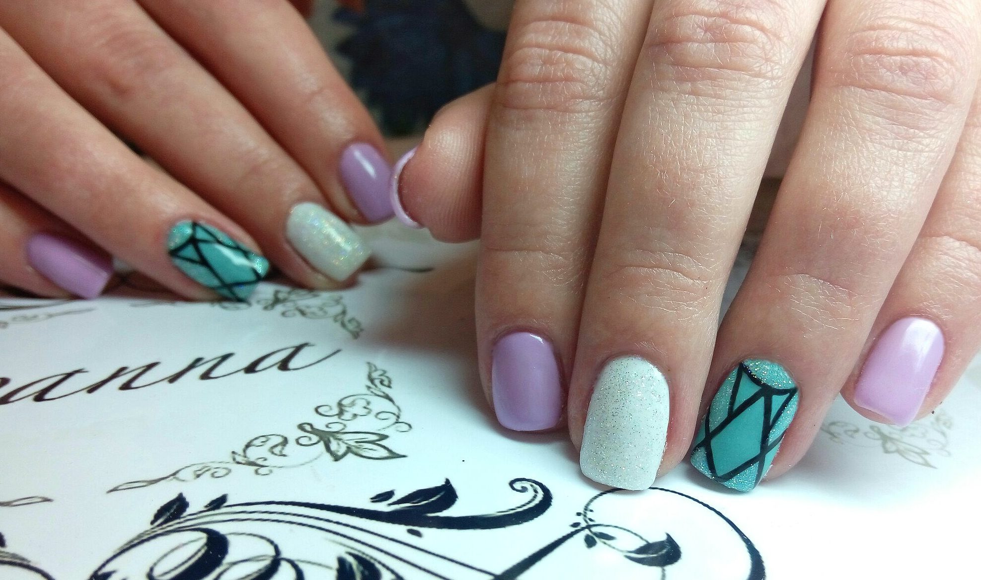 Манікюр з фіолетово-зеленою геометрією: блискучі акценти на овальних нігтях