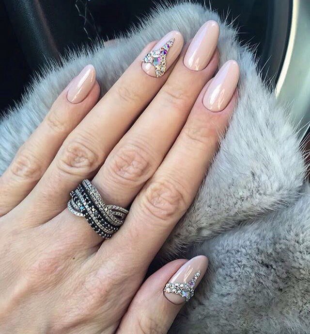 Манікюр "Бежевий Максималізм": 3D стрази та блиск на довгих мигдалеподібних нігтях