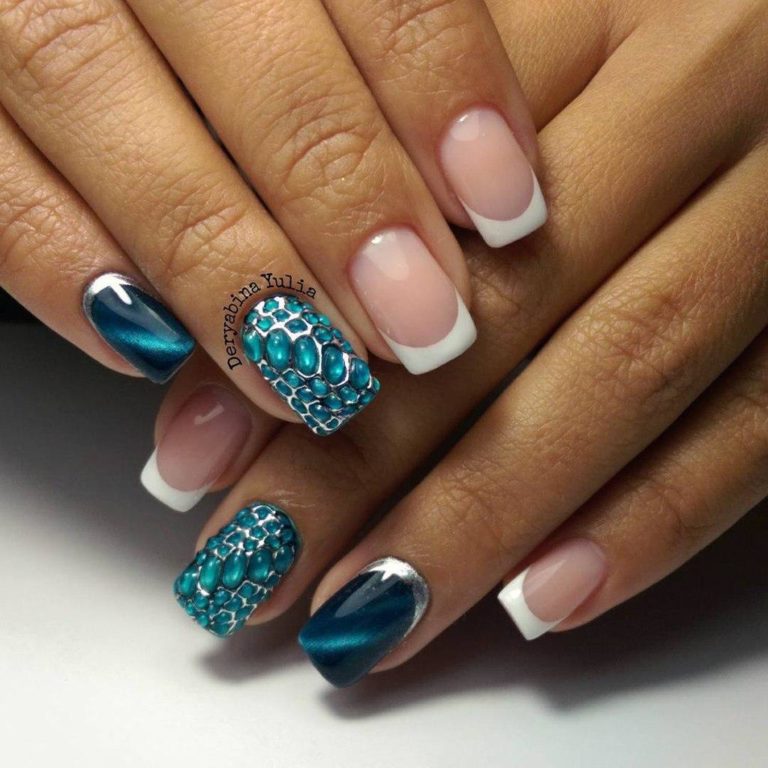 Синій френч із блискучими 3D елементами на квадратних нігтях