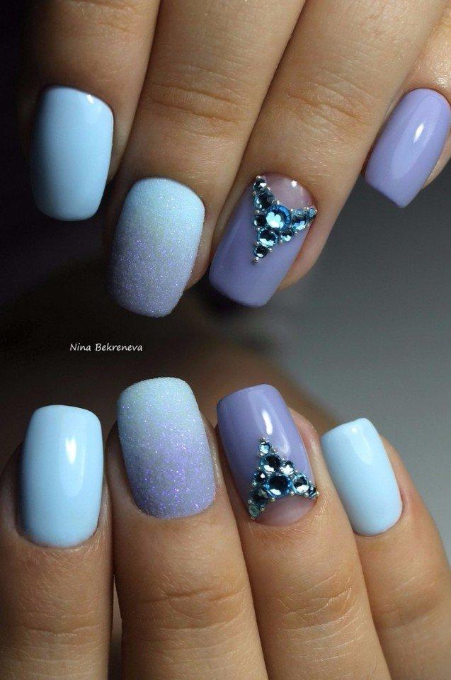 Блискучий омбре манікюр у синьо-фіолетових тонах з 3D елементами