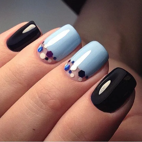 Овальні нігті: синій, чорний та фіолетовий з блискучою геометрією