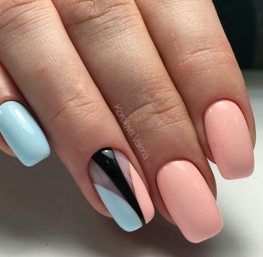 Весняний рожево-синій манікюр: квадратні нігті з геометричним мінімалізмом