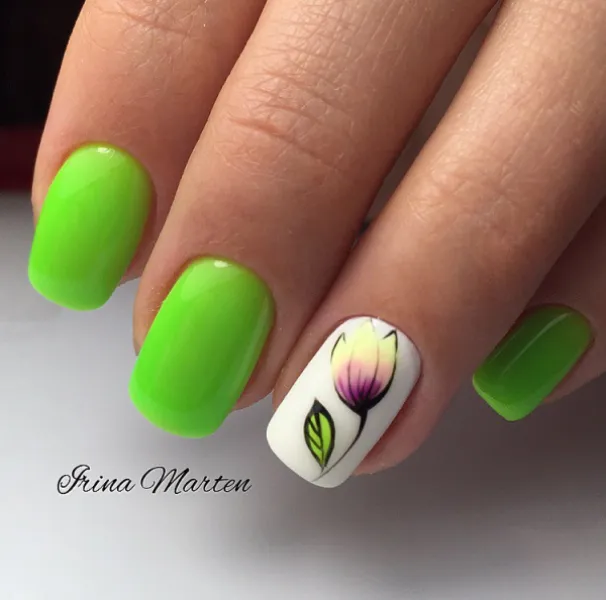 Весняний Овальний Манікюр з Квітковим Розписом у Зелено-Білих Тонах