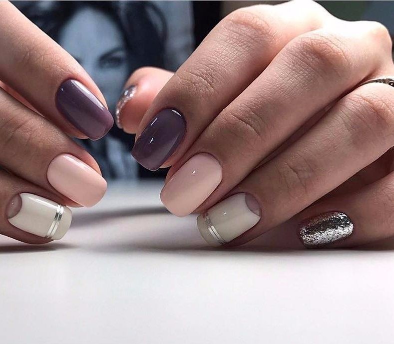 Овальний манікюр: фіолетовий мінімалізм з геометричними сріблястими акцентами