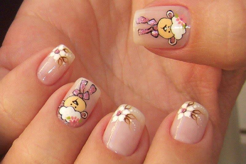 Квітковий манікюр: бежеві нігті з ручним розписом та блискітками