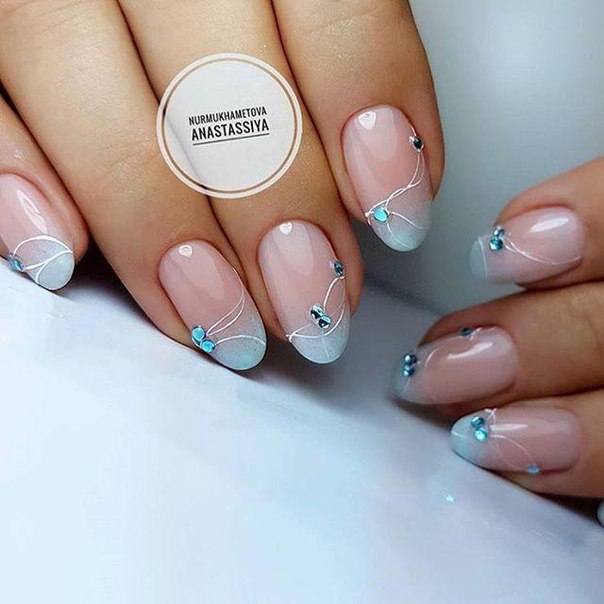 Елегантний бежево-синій омбре на овальних нігтях: абстракція з розписом та стразами