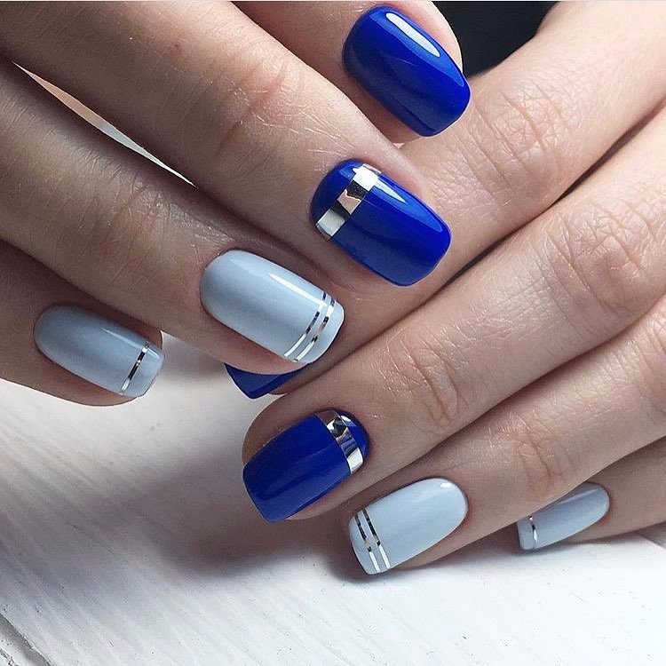 Манікюр синього кольору з геометричними срібними акцентами