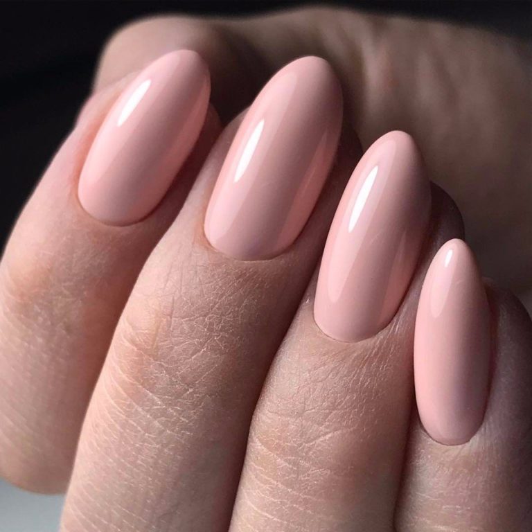Рожевий мінімалістичний манікюр з блиском на мигдалеподібних нігтях