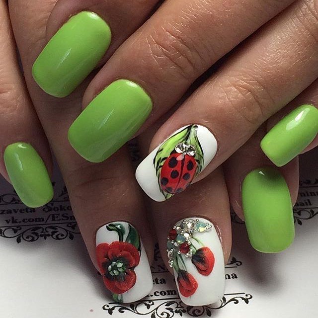 Зелений манікюр з об'ємними квітами та сріблястими стразами