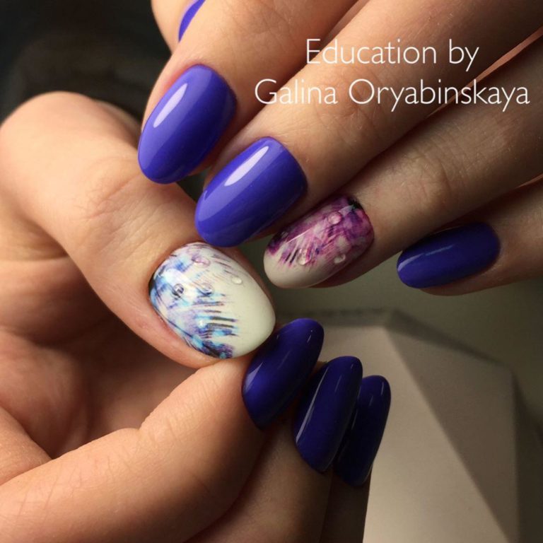 Абстрактний манікюр: фіолетовий, білий та синій з 3D блиском