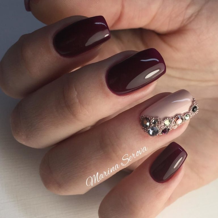Бордовий манікюр з бежевим акцентом та блискучими стразами