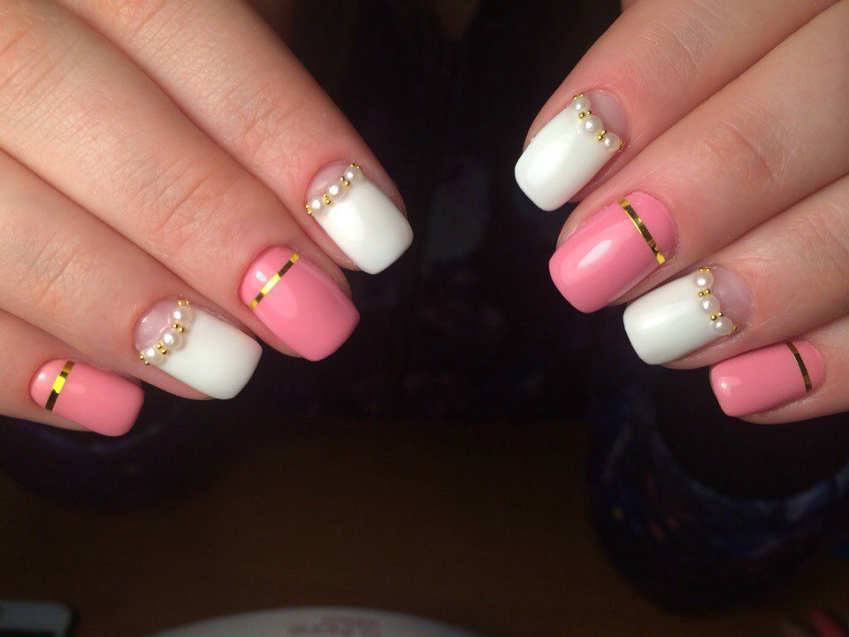 Манікюр: рожевий мінімалізм з 3D золотими стразами на квадратних нігтях