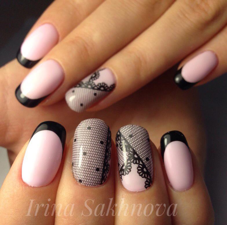 Рожевий френч з чорними квітами на овальних нігтях