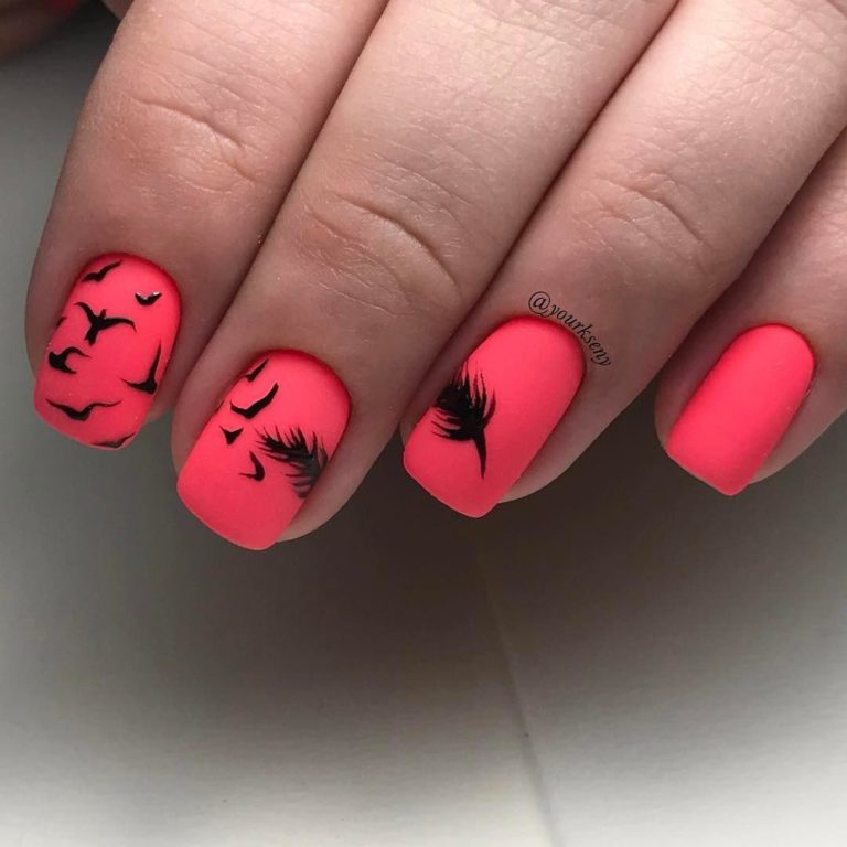 Матовий рожевий манікюр з чорною абстракцією на квадратних нігтях