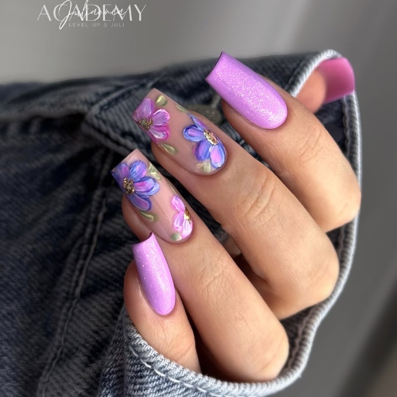 Розкішний фіолетово-золотий манікюр: квітковий дизайн на довгих квадратних нігтях
