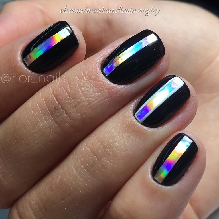 Геометричний дизайн на чорних нігтях зі сріблястою фольгою