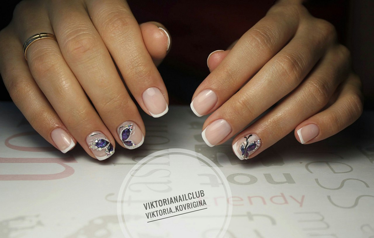 Бежевий французький манікюр з фіолетовим блиском та стразами