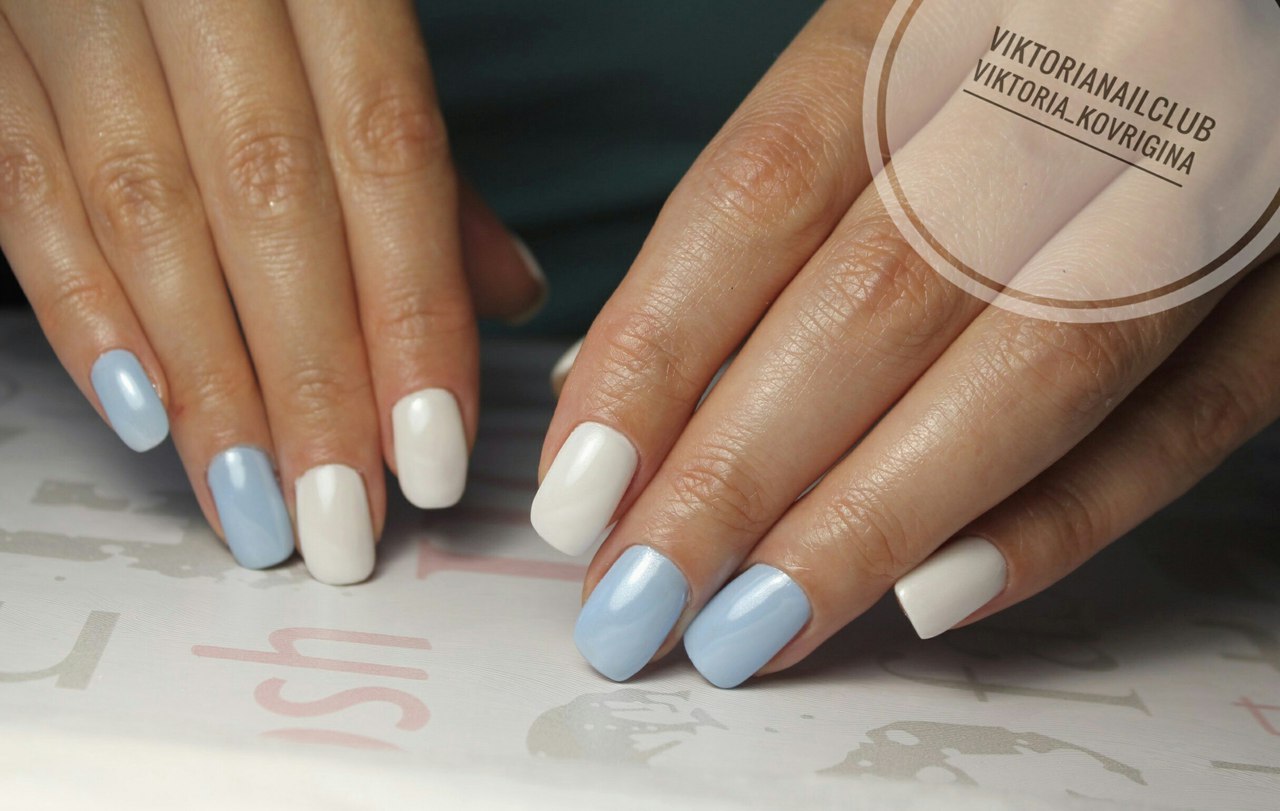 Синій манікюр мінімалізм з білим акцентом на квадратних нігтях