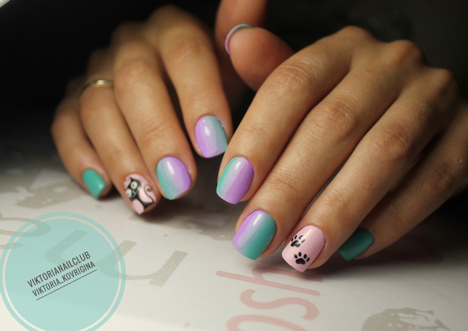 Омбре манікюр: зелений, фіолетовий, рожевий з ручним розписом