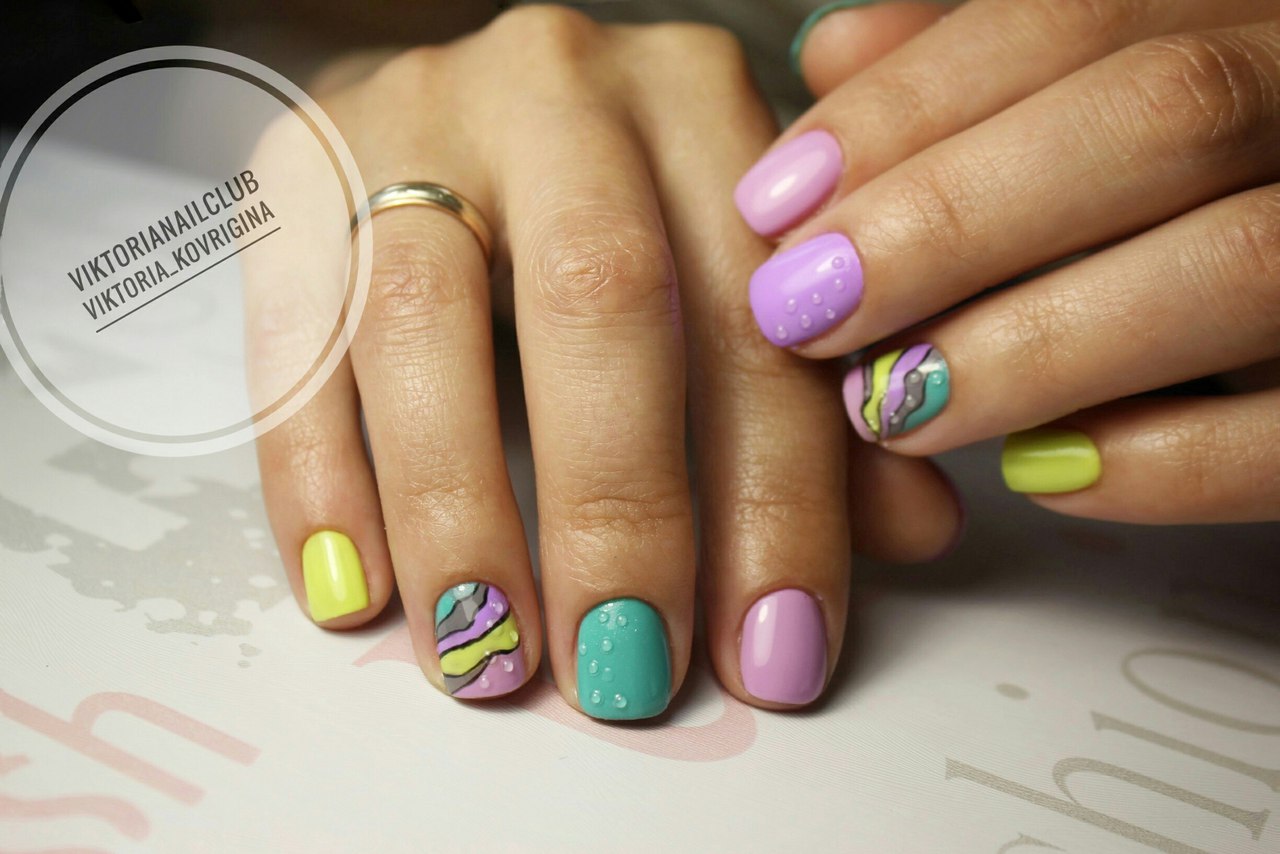 Абстрактний 3D манікюр з фіолетовим гель-лаком та блискітками