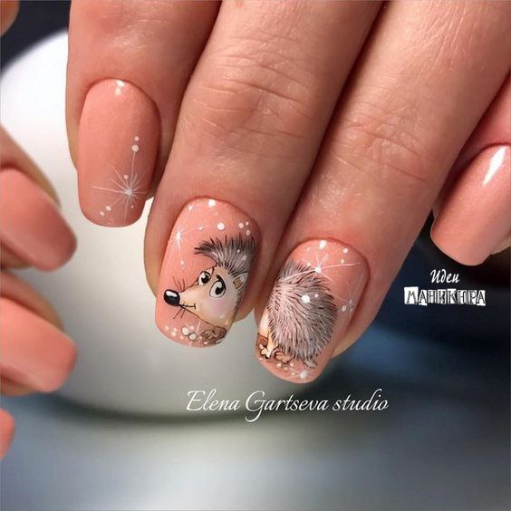 Абстрактний бежевий манікюр з білими елементами для осені