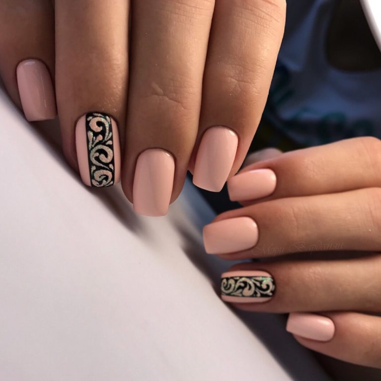 Абстрактний манікюр: бежевий з чорним і сріблястими блискітками