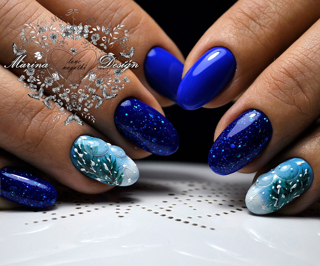 Професійний 3D манікюр: синій з білим, блискуча абстракція на овальних нігтях