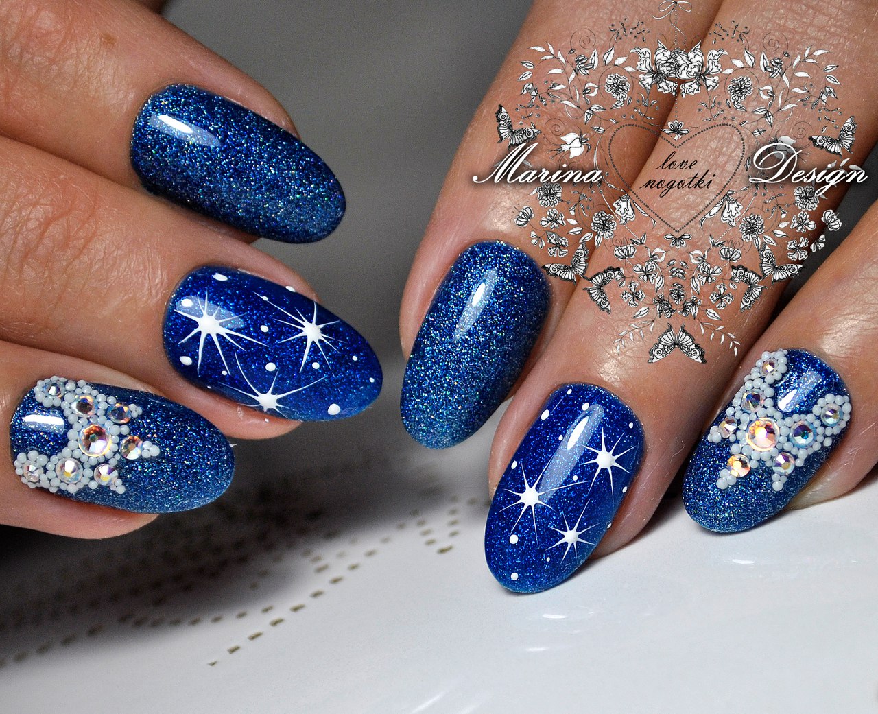 Синій святковий манікюр з 3D візерунками та блискітками
