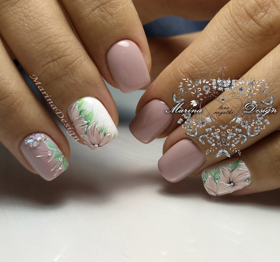 Бежевий манікюр з об'ємними зеленими квітами та блискучими стразами