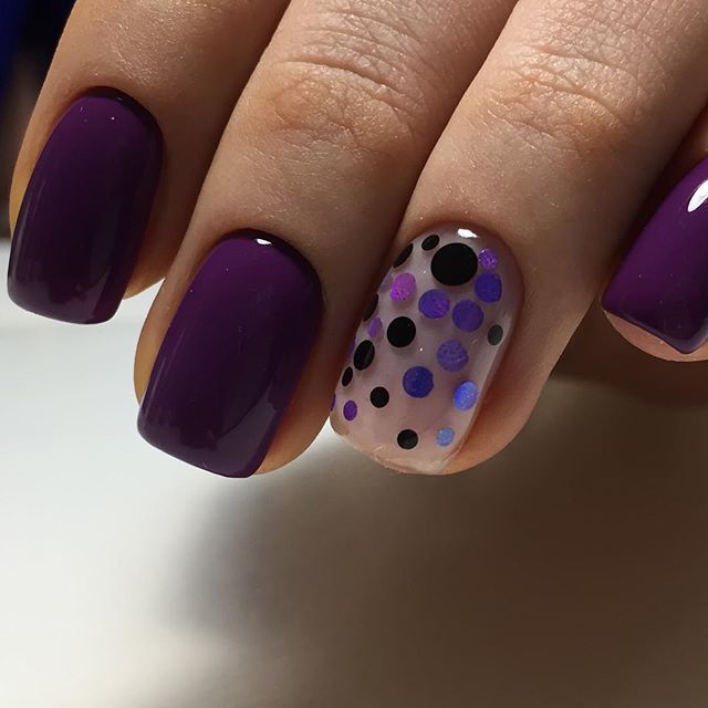 Фіолетовий манікюр з чорною геометричною сіткою та блиском