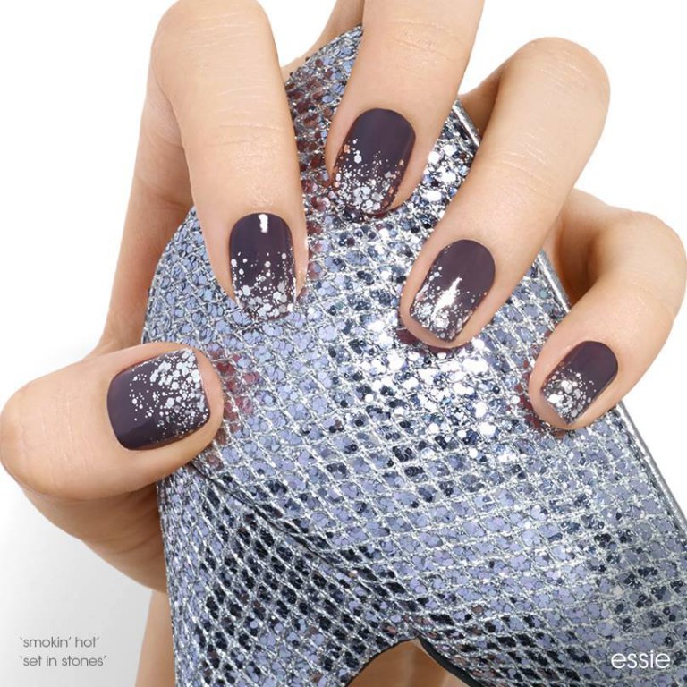 Фіолетовий омбре манікюр з срібними блискітками на овальних нігтях